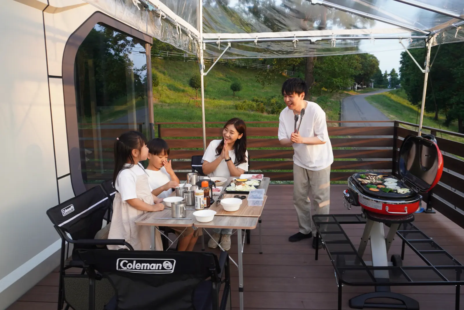 ヴィラのデッキでBBQを楽しむ家族