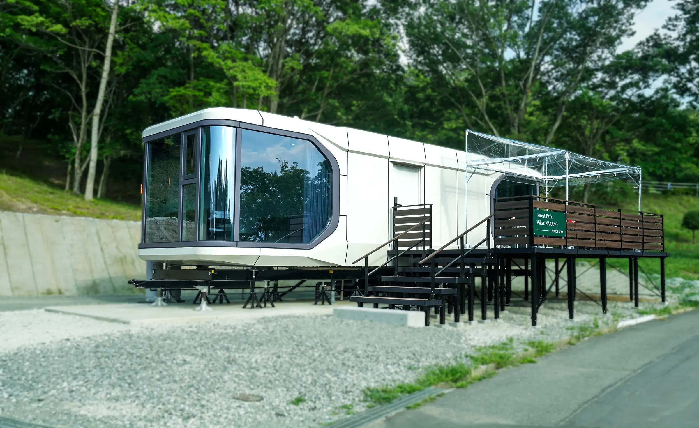 森の斜面に立つForest Park Villas NAKANO